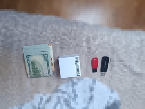 Banknoty i pendrive.