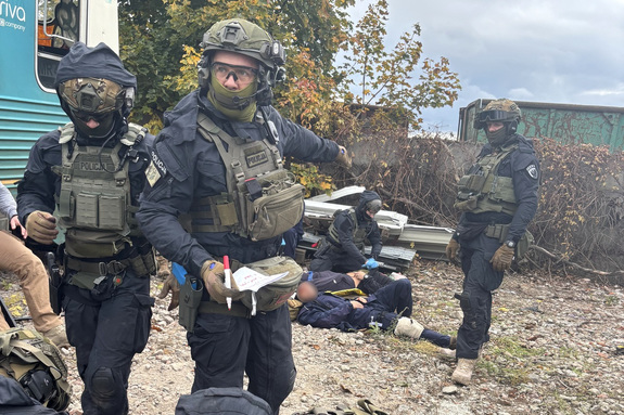 Policyjni kontrterroryści podczas szkolenia.