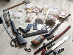 Zabezpieczone przez policjantów narkotyki, telefony komórkowe i pieniądze oraz broń.