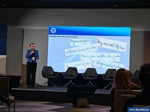 Zastępca Dyrektora Centralnego Laboratorium Kryminalistycznego Policji, podinspektor dr Anna Przewor podczas wykładu na konferencji.