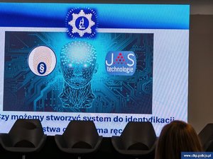 Jeden z przedstawianych i omawianych slajdów na konferencji.