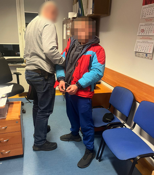 Policjant z zatrzymanym.