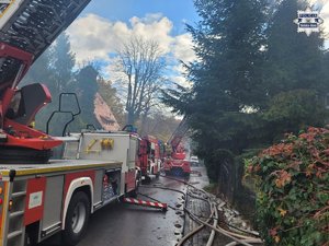 Wozy straży pożarnej na miejscu pożaru.