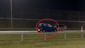 Auto jadące na drodze ekspresowej pod prąd.