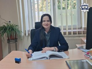 Policjantka siedząca przy biurku.