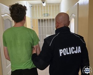 Policjant z zatrzymanym.