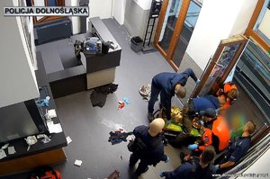 kadr z kamery na policyjnym korytarzu.