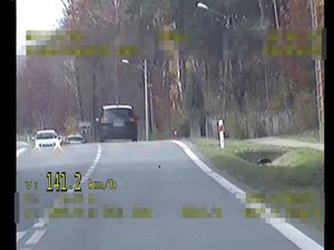 Stopklatka z nagrania wideorejestratora przedstawia samochód przekraczający prędkość.