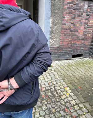 Zatrzymany w kajdankach.