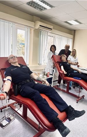 policjanci oddają krew.