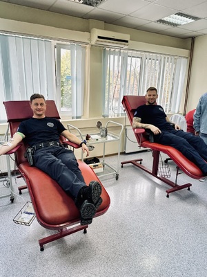policjanci oddają krew.
