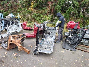 zabezpieczone części z kradzionych samochodów.