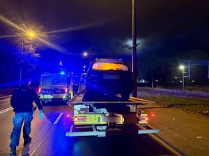 samochód, obok radiowóz.