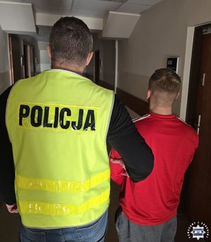 policjant z zatrzymanym.