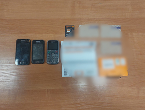 zabezpieczone telefony i karty.