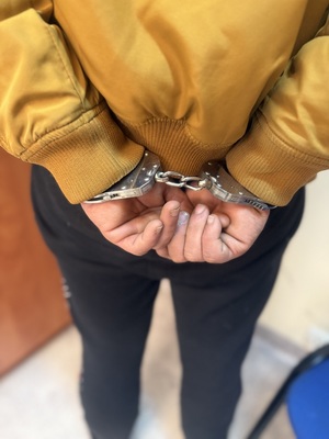 Zatrzymany w kajdankach.