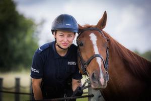 policjantka na zdjęciu z koniem