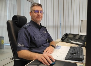 policjant przy biurku