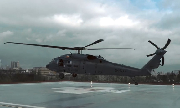 Policyjny śmigłowiec Black Hawk lądujący na przyszpitalnym lądowisku.