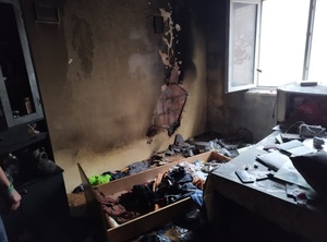 Wnętrze spalonego mieszkania.