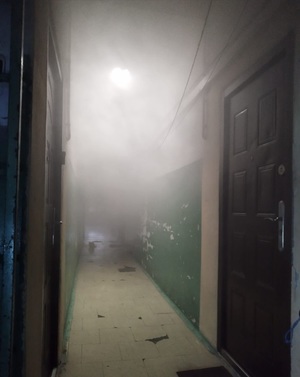Korytarz w budynku, gzie wybuchł pożar.