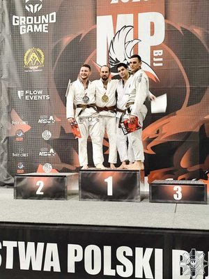 Czterej zawodnicy na podium.