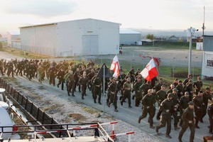 Grupa funkcjonariuszy w trakcie biegu.