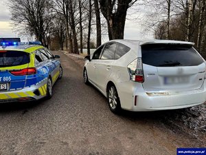 Policyjny radiowóz i auto, którym podróżowali nielegalni imigranci.