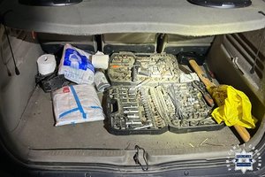 Zabezpieczone pieniądze oraz narzędzia.