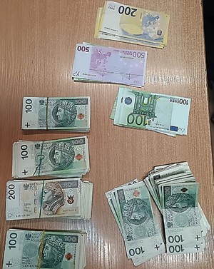 Pliki banknotów na blacie.