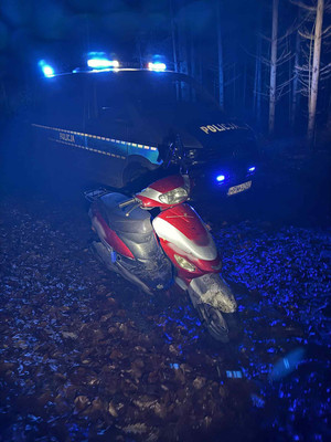 Skuter i policyjny radiowóz.