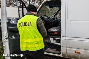 Policjant w drzwiach auta.