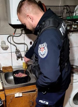 Policjant przygotowuje posiłek.