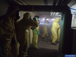 Uczestnicy szkolenia w specjalistycznych  kombinezonach.