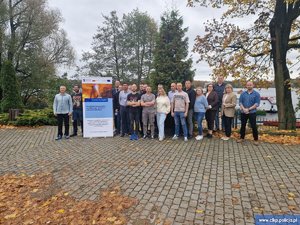 Uczestnicy szkolenia pozują do grupowego zdjęcia.