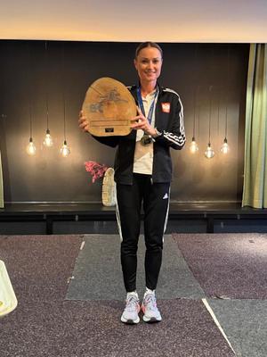 zdjęcia zawodników z flagami.