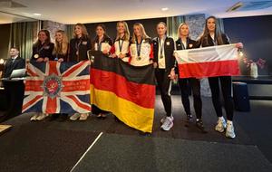 zdjęcia zawodników z flagami.