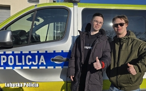 Chłopcy przy radiowozie.