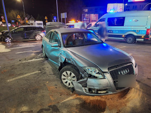 Uszkodzony samochód po kolizji.