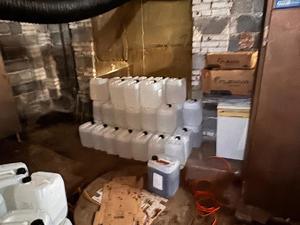 Pojemniki z nielegalną substancją.