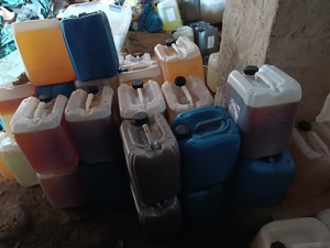 Pojemniki z nielegalną substancją.