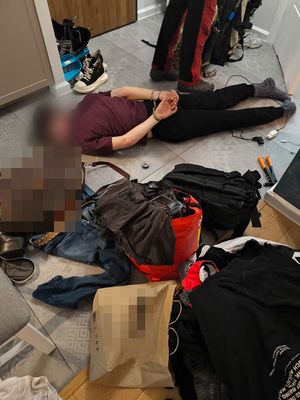 Zatrzymany leżący na ziemi.