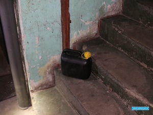 Kanister z benzyną stoi na schodach.