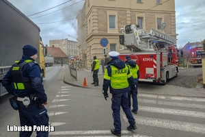Policjanci na miejscy pożaru.