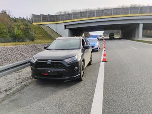 Skradzione auto a za nim policyjny radiowóz.