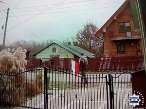 Kradzież flagi - stop klatka z materiału z monitoringu.