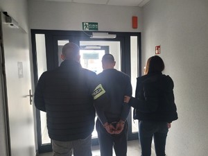 policjanci z zatrzymanym.