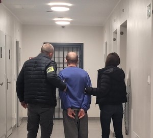 policjanci z zatrzymanym.