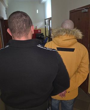 Policjant z zatrzymanym.