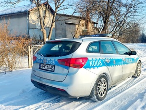 Radiowóz na śniegu.